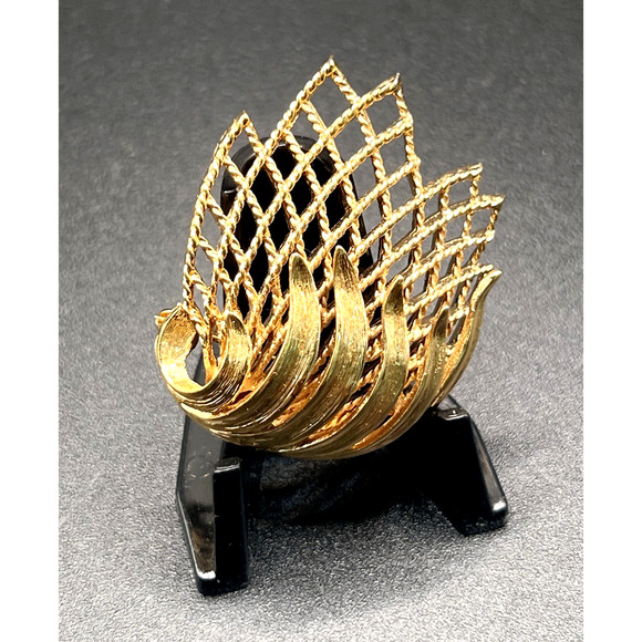 Vintage 1980s Monet Gold Brass Plated Lattice & Swirl 2D Design Brooch Pin - Picture 1 of 5